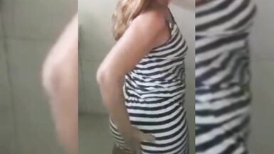 Heiße Blondine im Bad macht Striptease und masturbiert heiß, Mirelladelicia freche Schlampe - 2 image