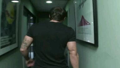 スカーレット、巨乳を武器に男を手玉に取る - 2 image