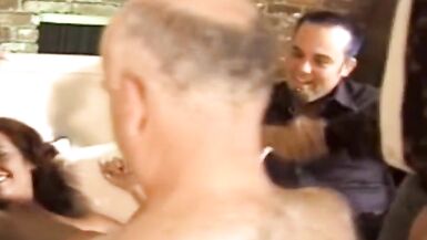 Schöne Brünette Frau erhält eine harte Anal von einem - 2 image