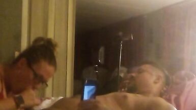 Реальная любительская милфа сосет и дрочит парню, пока он не взорвется на себе и ее собственных руках - 5 image