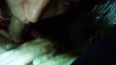 Mrs. Glutty zeigt ihr hübsches Gesicht zum ersten Mal, während sie ihm einen schmutzigen und lauten Blowjob gibt, bis er in ihrem Mund abspritzt! - 6 image