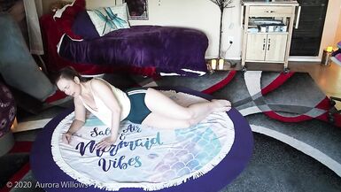 Растяжка в зеленых шортах сегодня. - 4 image