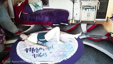 Растяжка в зеленых шортах сегодня. - 7 image