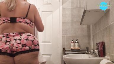 Bath time amateur MILF