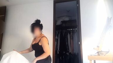 La femme de chambre a dénormes seins naturels et laisse son patron les presser comme elle laime.