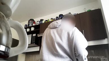 Criada tiene enormes pechos naturales y deja que su jefe se los apriete como a ella le encanta - 14 image