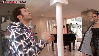 Baskın lateks busty MILF talep üzerine BWC tarafından pussyfucked - 3 image