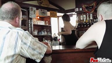 Milf érotique suçant deux bites