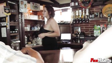 Milf erótica a chupar duas pilas - 4 image