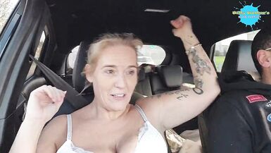 Déshabillage et doigté dans la voiture - 2 image