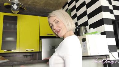 TiaJudys - Linda supermãe de 40 anos que gostaria de foder com a Natie na cozinha