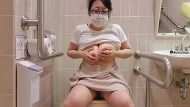 Horny with no pants! A married woman who can't stand it and acquires her cunt juicy in the shop's toi