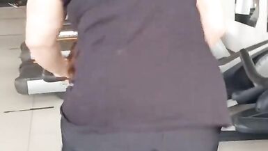 Lewd Frau erhält aus der Turnhalle Hawt und ruft ihren Bruder im Gesetz zu sehen, wie sie sich selbst berührt - 10 image