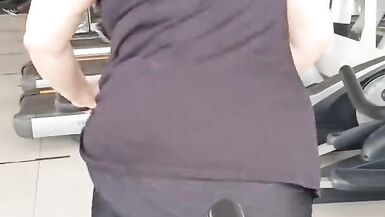 Lewd Frau erhält aus der Turnhalle Hawt und ruft ihren Bruder im Gesetz zu sehen, wie sie sich selbst berührt - 11 image