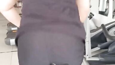 Lewd Frau erhält aus der Turnhalle Hawt und ruft ihren Bruder im Gesetz zu sehen, wie sie sich selbst berührt - 4 image