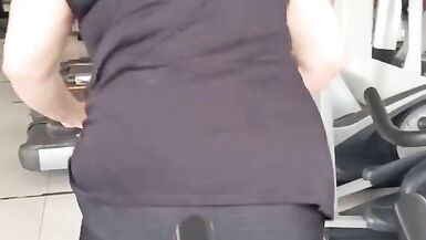Lewd Frau erhält aus der Turnhalle Hawt und ruft ihren Bruder im Gesetz zu sehen, wie sie sich selbst berührt - 9 image