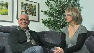 Une pute chaude à double imprégnation dans un cruel ménage à trois