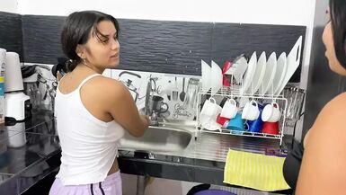 Ma belle-mère baise mon petit vagin dans la cuisine pendant quelle lave la dalle.