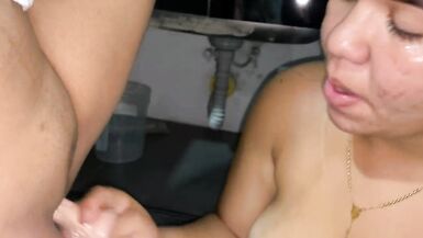 Ma belle-mère baise mon petit vagin dans la cuisine pendant quelle lave la dalle. - 15 image