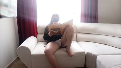 La femme salope se masturbe avec un vieux livre de sexe très sexy est une étonnante salope de fille colombienne Lalin aux États-Unis. - 3 image