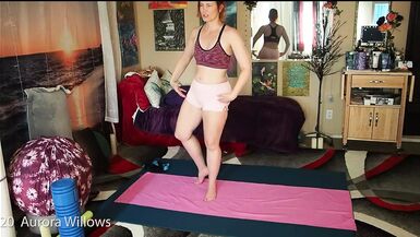 La mère sexy que jaimerais baiser Sétirant dans un short rose gazouillé et tendu - 1 image