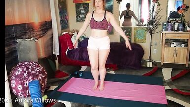 La mère sexy que jaimerais baiser Sétirant dans un short rose gazouillé et tendu - 2 image