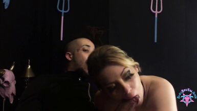 BleuBrutalRose - sexy heiße Mutter id wie zu ficken gefügig unter riesigen großen Ebenholz Schwanz in ihrem snowbunny Muff, schreien laut, während immer ihre großen weißen gazoo Rammed ... Sadomasochismus, Federn, drubbing und Seil Knechtschaft vibro Mass - 9 image