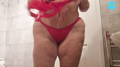 La mère de lhomme que jaimerais baiser arrache son beau corps de son costume.