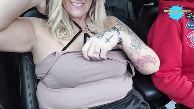 Stripping in the car in broad daylight - 4 image