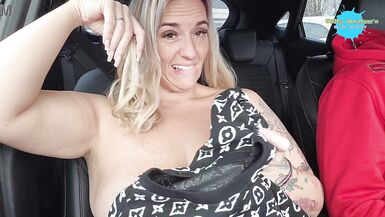 Stripping in the car in broad daylight - 9 image