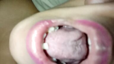 Bite engloutie et bang jusquà léjaculation Rosies twat