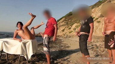 La mère plantureuse aimerait baiser Alexandra Wett lors dune fête sur la plage.