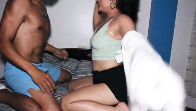 Le sexe avec les vêtements Ma belle-mère se faufile dans ma chambre à minuit en se cachant de mon père