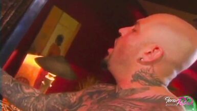 Savanna Samson & Tera Patrick Pumped By Vigorous Tattooed Hunk In three-some! - 12 image