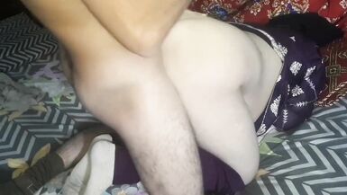 Desi bhabhi large Love Bubbles tripotée et bhabhi a donné des coups de cuillère à pot et a reçu du Jizz sur son corps. - 12 image