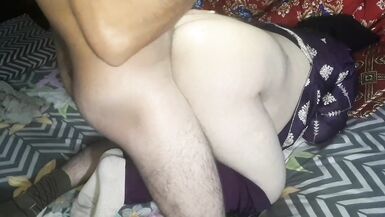 Desi bhabhi large Love Bubbles tripotée et bhabhi a donné des coups de cuillère à pot et a reçu du Jizz sur son corps. - 13 image