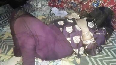 Desi bhabhi large Love Bubbles tripotée et bhabhi a donné des coups de cuillère à pot et a reçu du Jizz sur son corps. - 4 image