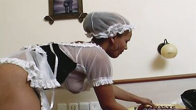 Das notgeile zimmermaedchen geht nackt in den zimmern um gebumst zu werden! - 4 image