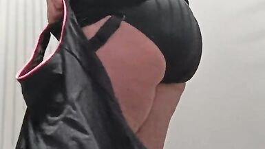 Un ange au magasin public qui pompe sa chatte juteuse avec son plus gros jouet sexuel. - 10 image