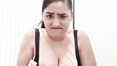Un ange au magasin public qui pompe sa chatte juteuse avec son plus gros jouet sexuel. - 14 image