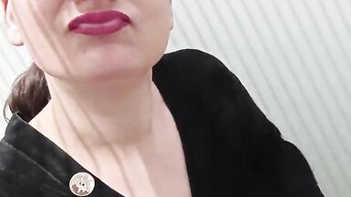 Un ange au magasin public qui pompe sa chatte juteuse avec son plus gros jouet sexuel. - 4 image
