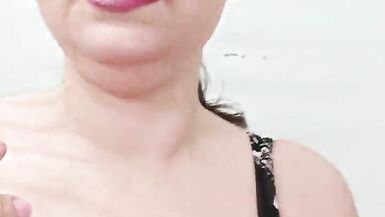 Un ange au magasin public qui pompe sa chatte juteuse avec son plus gros jouet sexuel. - 8 image
