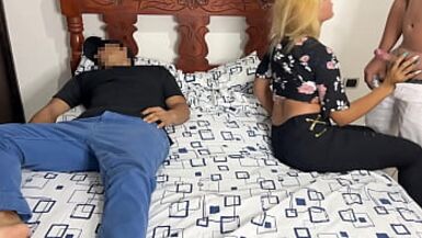 Regarder une vidéo avec mon petit ami et son très bon allié qui sallonge à côté de moi et commence à me toucher le zizi à côté de mon petit ami distrait NTR Netori - 1 image