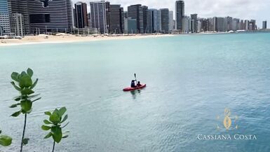 Cassiana Costa, accompagnée de son conjoint et dun allié, sest promenée sur la plage et est allée baiser à trois, mais les jouets lont finalement laissée humide. - 4 image