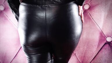 Unanständiger Tanga-POV FemDom-Film. Lederleggings und dunkelhäutige Jacke. FemDom Arya Grander. - 2 image