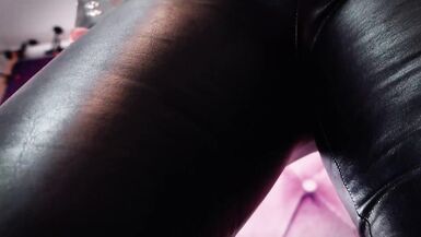 Unanständiger Tanga-POV FemDom-Film. Lederleggings und dunkelhäutige Jacke. FemDom Arya Grander. - 6 image