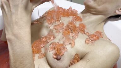 Un bain dans des cubes de gelée de couleur rouge