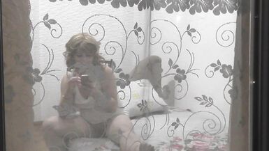 Guardare. Spiare. Spiare. Voyeur. Il vicino di casa di sera guarda nella finestra della camera da letto di una donna nuda Madre che vorrei scopare. La madre di Hawt Id like to fuck si masturba la fessura succosa e riceve un big O duro come la roccia. Dita - 6 image