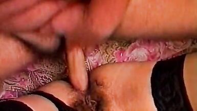 Mère sexy que jaimerais baiser avec une fente hirsute qui aime être percée et recevoir du sperme. - 12 image