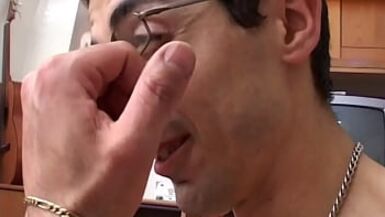 Mère Jaimerais baiser et allié porno maison stupide se taquiner avec des baisers chauds. - 1 image